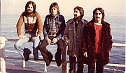 Con Mochi, 1977